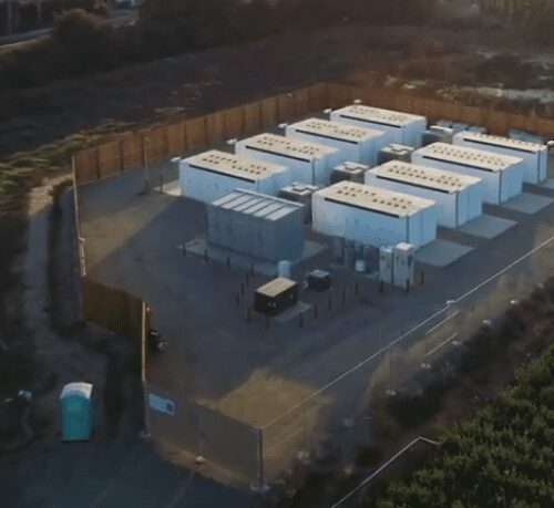 A large storage facility with many containers on top of it.